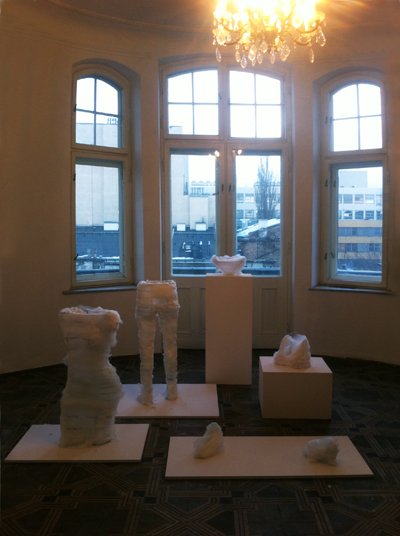 Zuzanna Janin, "Słodkie rzeźby. Mapa", 1999-2013, drut mosiężny, wata cukrowa, dzięki uprzejmości lokal_30 / lokal_transfer, Warszawa