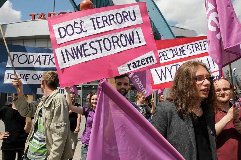 Członkowie i zwolennicy Partii Razem podczas pikiety.