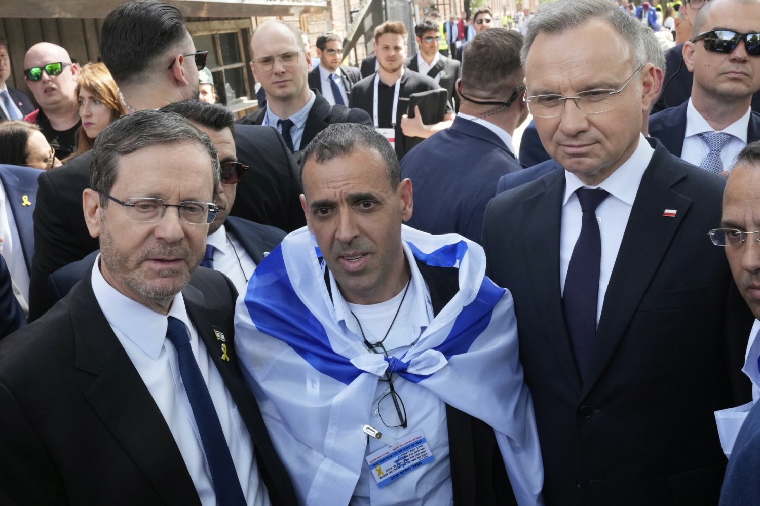 Трогательные сцены на Марше живых. «Приведите мне моего внука!»