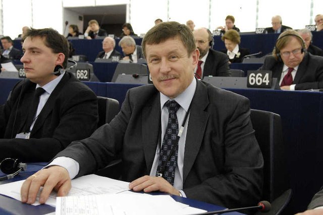 Poseł PiS Zbigniew Kuźmiuk tłumaczy tych, którzy przy okazji rocznicy Powstania Warszawskiego gwiżdżą na Powązkach