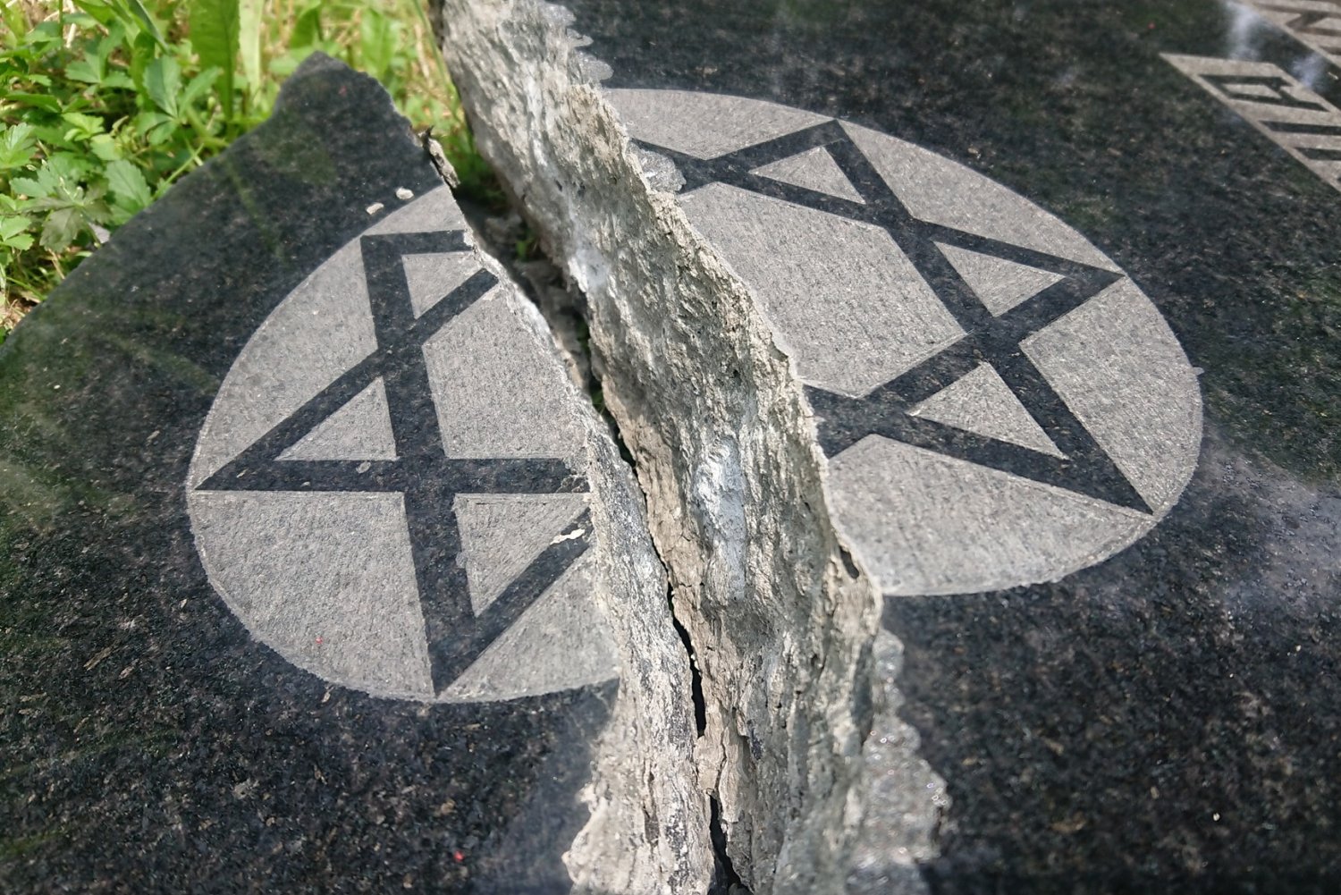 Jak poinformowała śląska policja, cmentarz żydowski zniszczyło dwóch 12-latków i 13-latek.