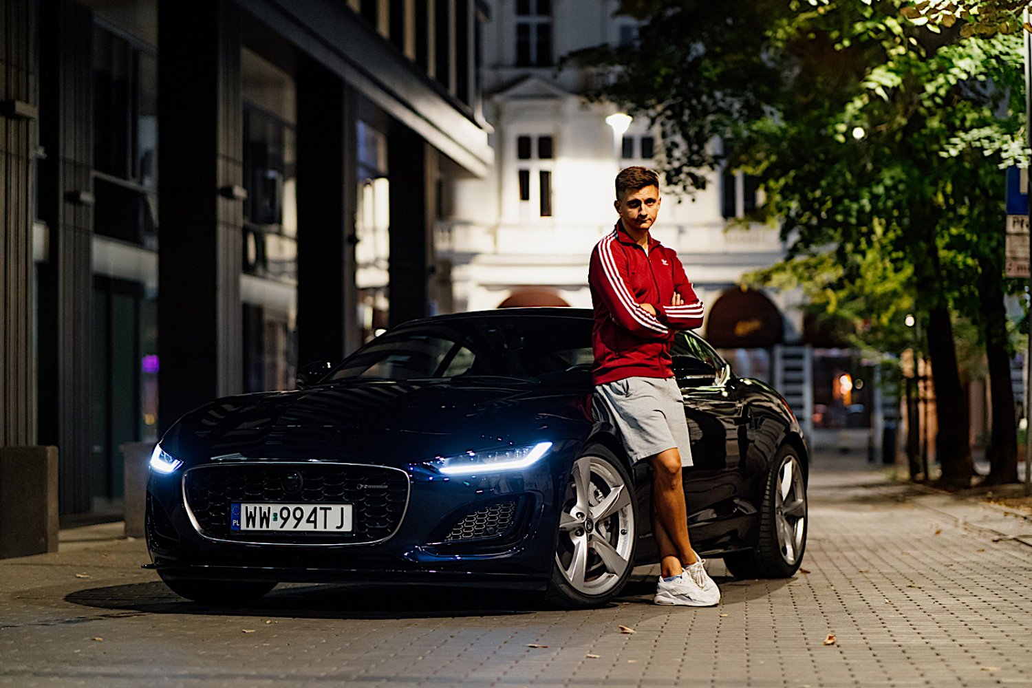 Nocą F-Type wygląda szczególnie dobrze.