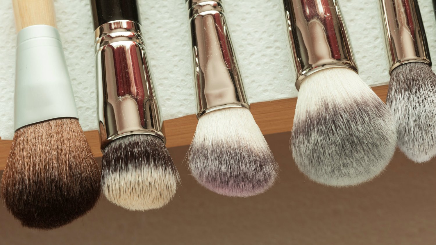 Na początek, żeby poprawić jakość swojego makijażu wystarczą zaledwie 2-3 pędzle.