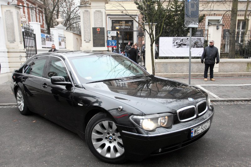 Wielki przetarg na samochody dla rządu rozpalił emocje internautów.