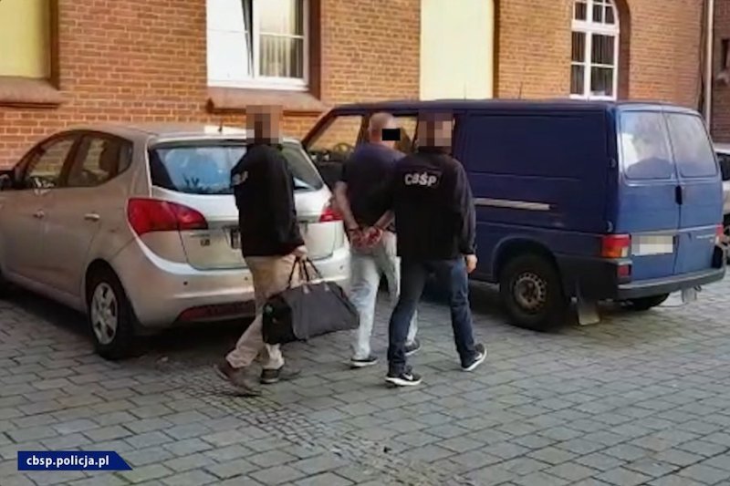 Policjanci CBŚP zatrzymali 13 osób związanych z grupą przestępczą. Wśród nich były poseł.
