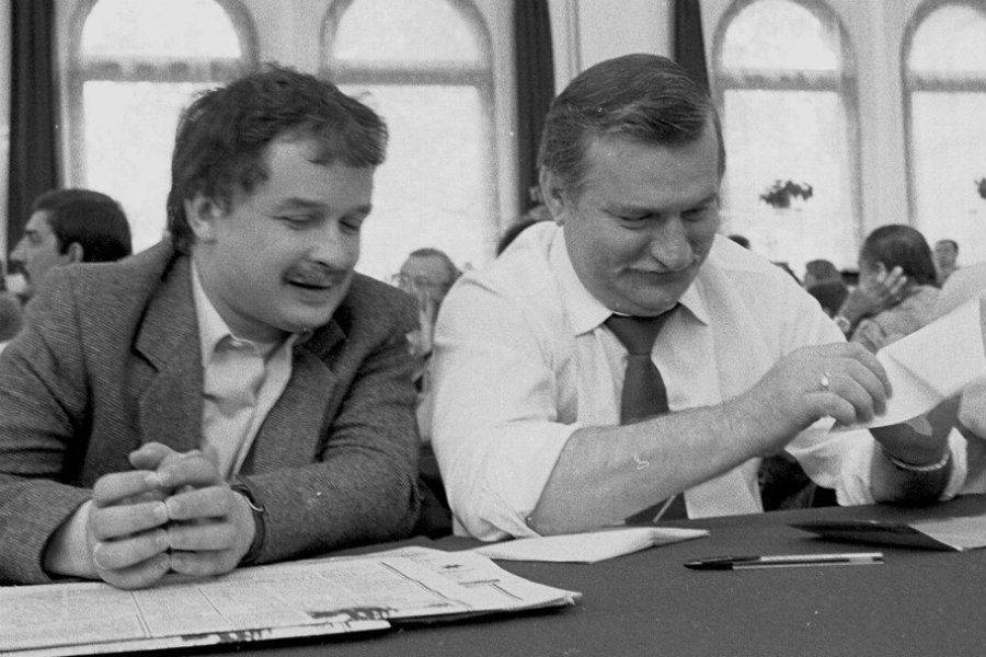 Tablica poświęcona braciom Kaczyńskim trafi do magazynu.