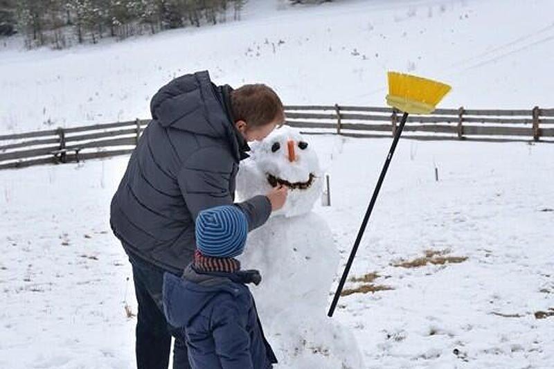 Premier Donald Tusk opublikował na Twitterze zdjęcie, na którym wspólnie z wnukiem lepi bałwana.