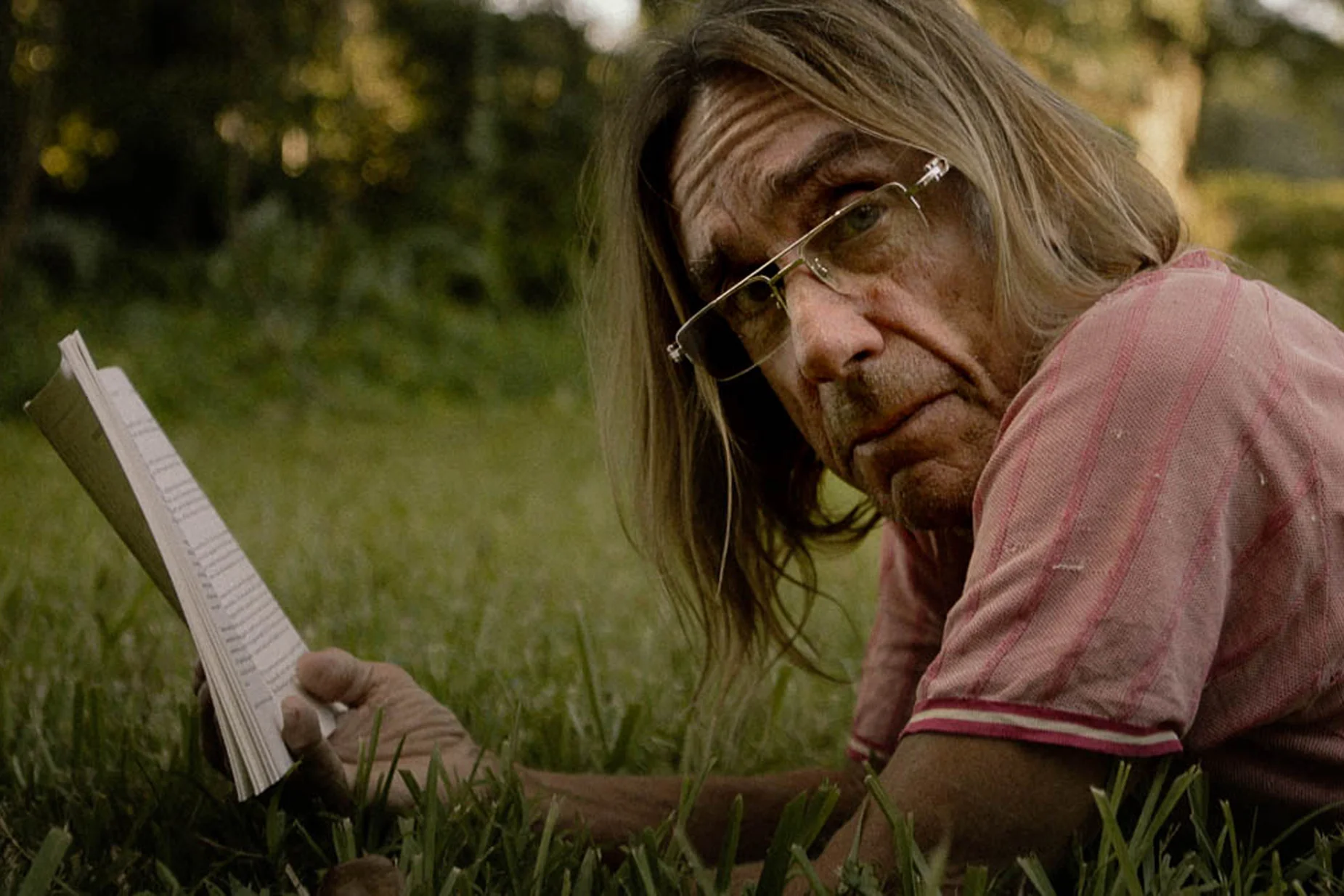 Iggy Pop jest narratorem i jednym z bohaterów.