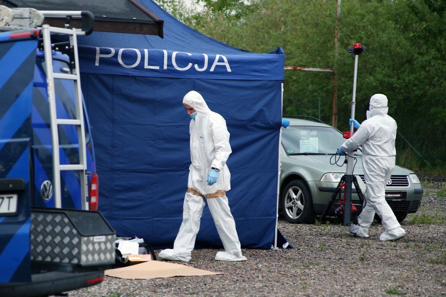 Służby przy pracy po odkryciu ciała. Zdjęcie ilustracyjne.