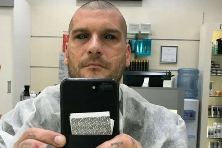 Popek to znany raper i zawodnik MMA. Internauci znaleźli zdjęcie z młodości, na którym wygląda jak zupełnie inny człowiek