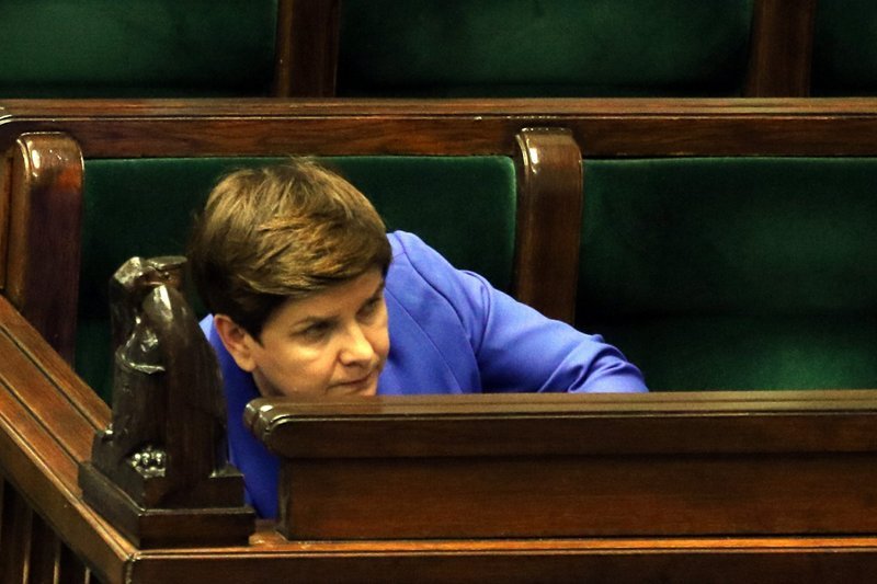 Wyciągamy listę, która pozwoli łatwo zdobyć duże pieniądze.  Praca u premier Beaty Szydło z pewnością się pozwoli ci wystrzelić na wierzchołek drabiny powodzenia.