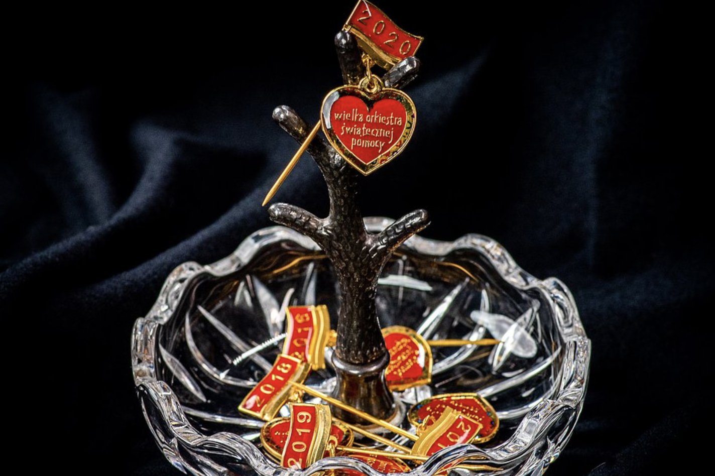 "Złote Serduszka" powstają nieprzerwanie od 1993r. Jest to jedna z najbardziej prestiżowych licytacji finału WOŚP, którą co roku śledzą tysiące widzów.