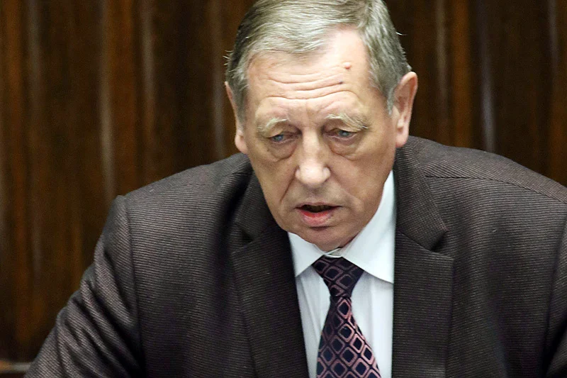 Minister środowiska Jan Szyszko znowu zszokował. Polityk PiS oznajmił, że nie wie o możliwych nadużyciach przy wycince drzew, bo ogląda media, które o tym nie donoszą.