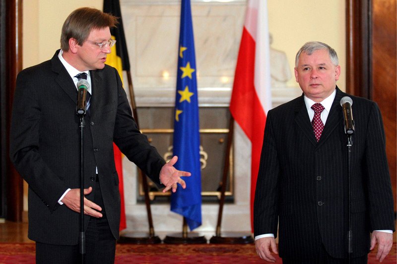 Inicjatorem kolejnych działań PE w sprawie Polski jest lider europejskich liberałów Guy Verhofstadt. Tu na zdjęciu z 2007 roku, gdy z Jarosławem Kaczyńskim spotykał się w roli premiera Belgii.