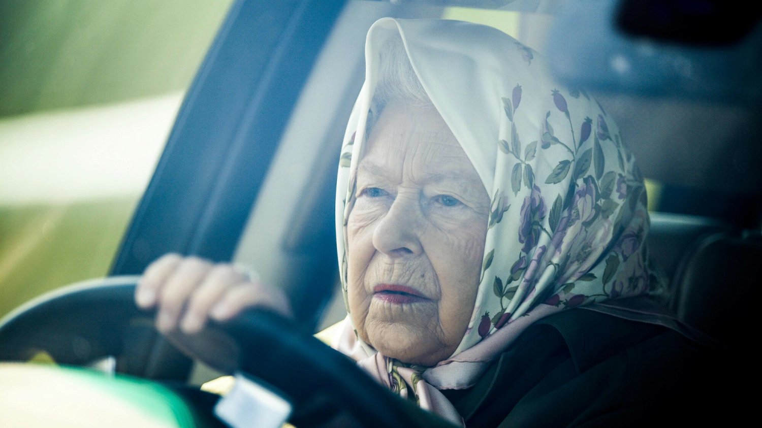 Elżbieta II, do kiedy pozwalało jej na to zdrowie, chętnie prowadziła auta. Była widziana za kierownicą jeszcze pod koniec zeszłego roku.