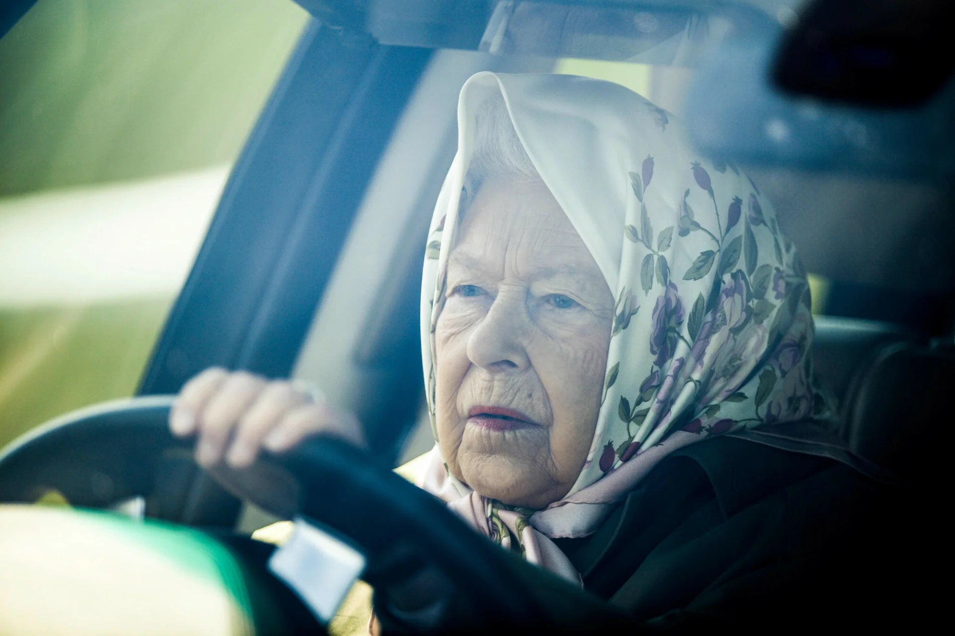 Elżbieta II, do kiedy pozwalało jej na to zdrowie, chętnie prowadziła auta. Była widziana za kierownicą jeszcze pod koniec zeszłego roku.