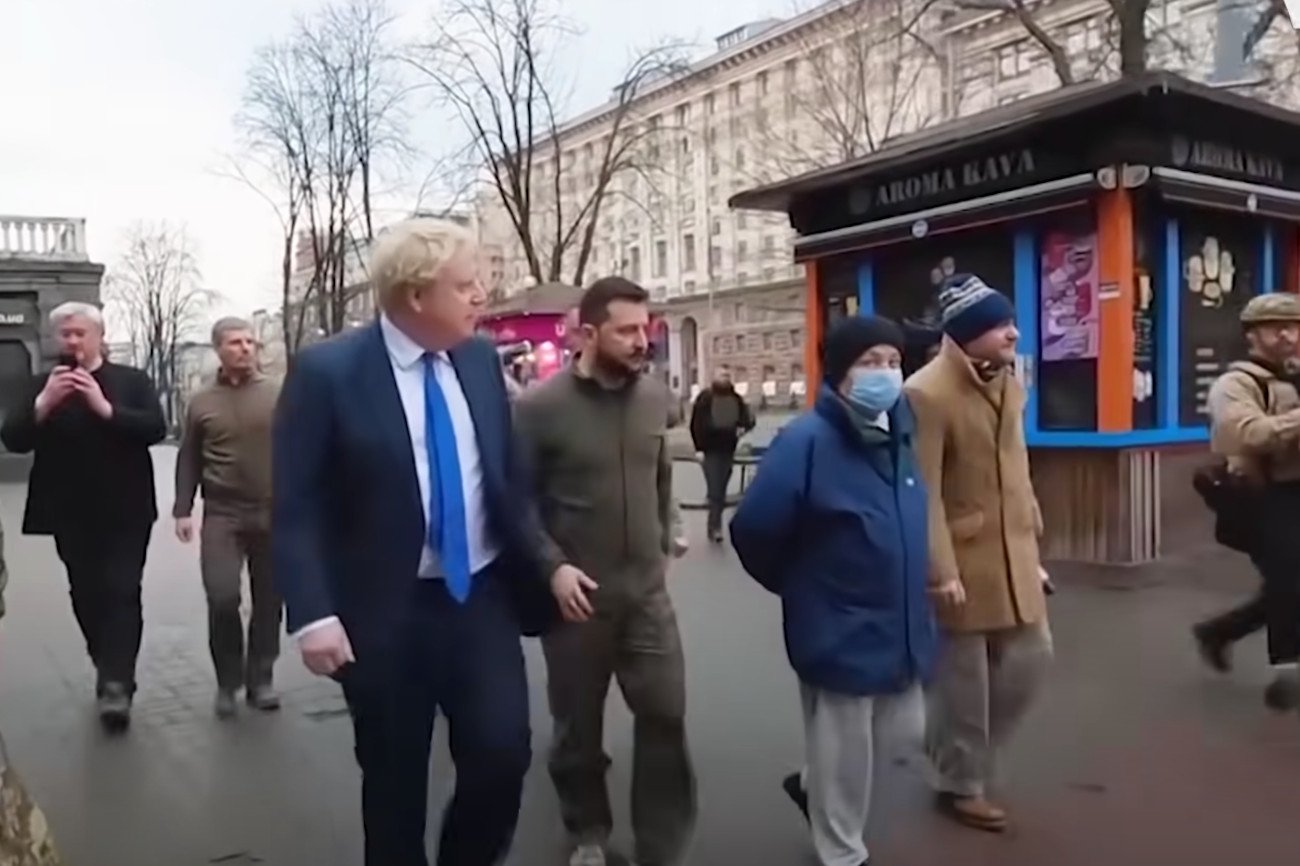 Prezydent Ukrainy i premier Wielkiej Brytanii wzbudzili zainteresowanie na ulicach Kijowa. Jak wygląda dziś życie w ukraińskiej stolicy?