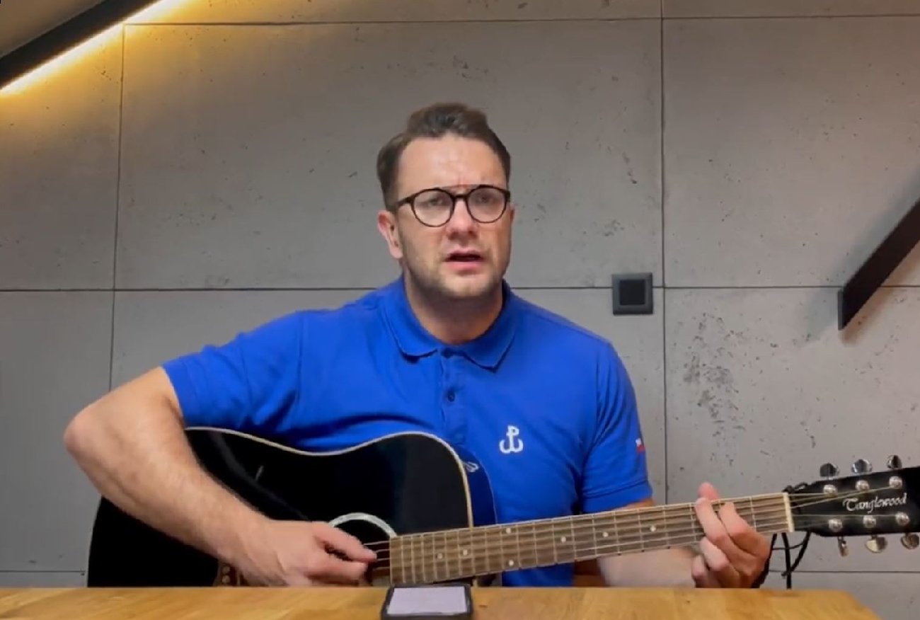 Łukasz Mejza śpiewa na Twitterze. "Trzeba było zostać przy śpiewaniu"