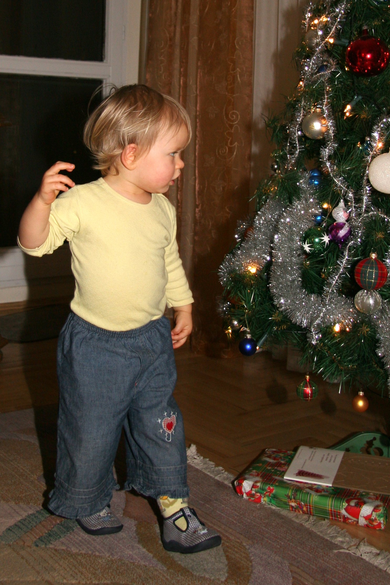 Moja wnuczka (kilka lat temu) przy choince.