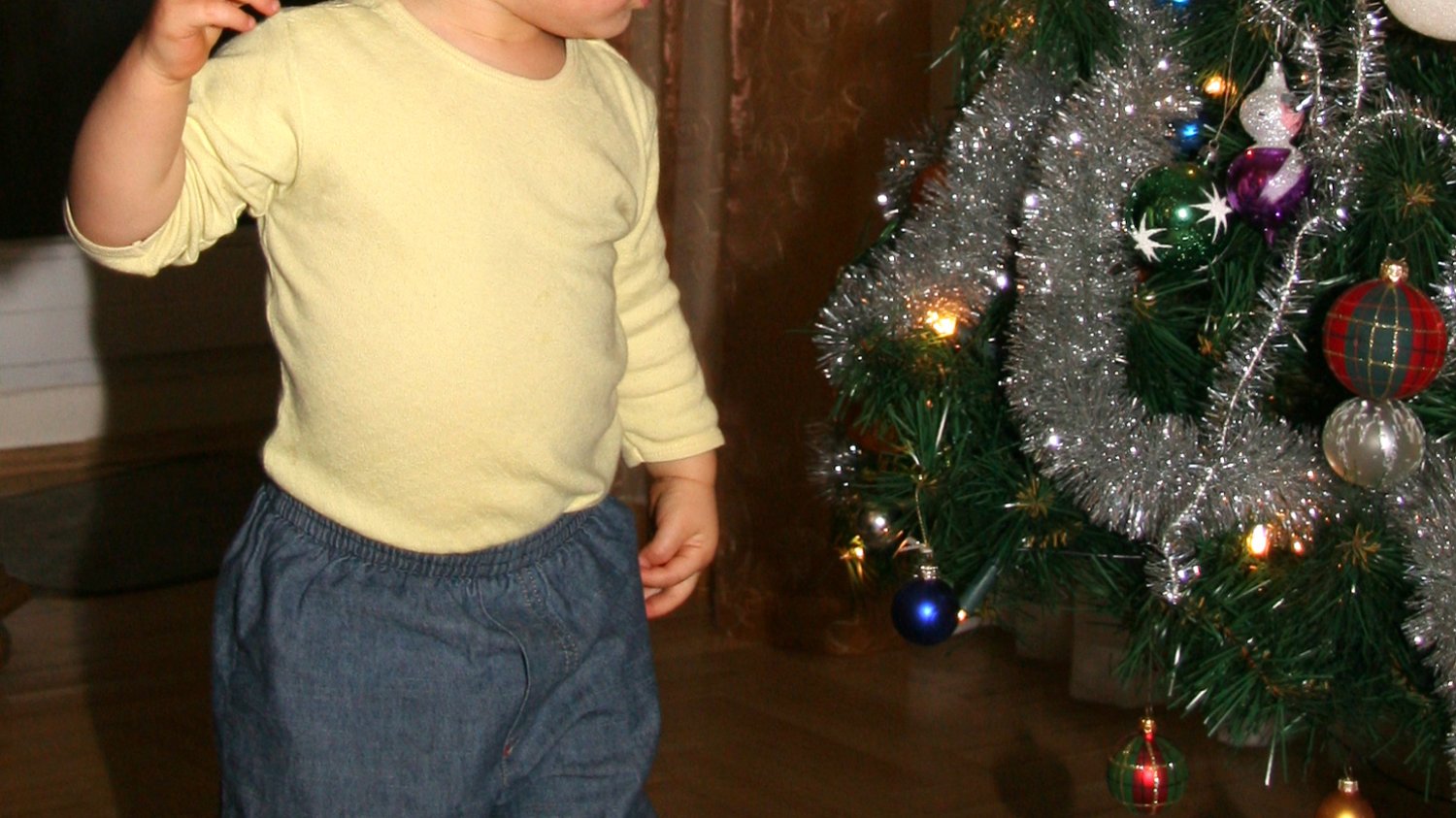 Moja wnuczka (kilka lat temu) przy choince.
