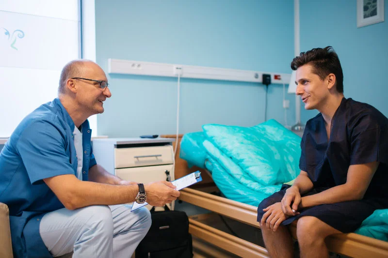 Dr n. med., specjalista otolaryngologii, chirurgii głowy i szyi.