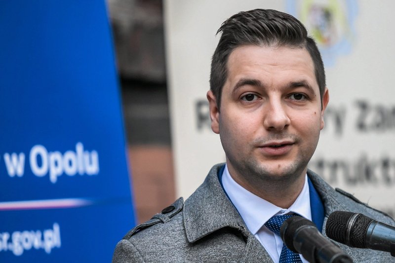 Opolski poseł Patryk Jaki był głównym pomysłodawcą, aby powiększyć miasto kosztem okolicznych sołectw. Gmina Dobrzeń Wielki ze skutkami tej decyzji wciąż nie może się pogodzić.