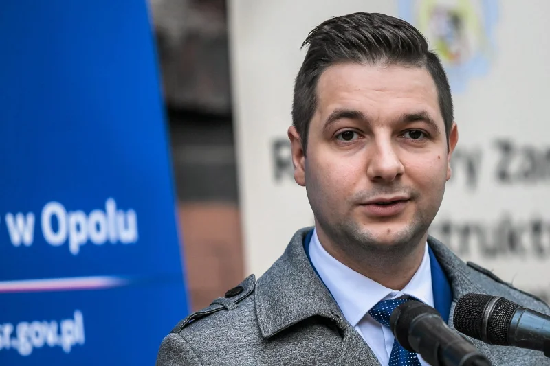 Opolski poseł Patryk Jaki był głównym pomysłodawcą, aby powiększyć miasto kosztem okolicznych sołectw. Gmina Dobrzeń Wielki ze skutkami tej decyzji wciąż nie może się pogodzić.