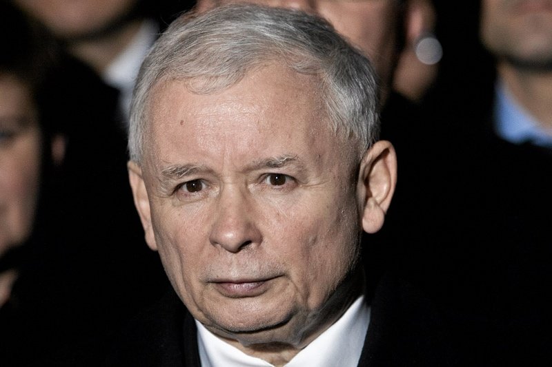 Jarosław Kaczyński zastanawia się nad wnioskiem o ekshumację Marii Kaczyńskiej.