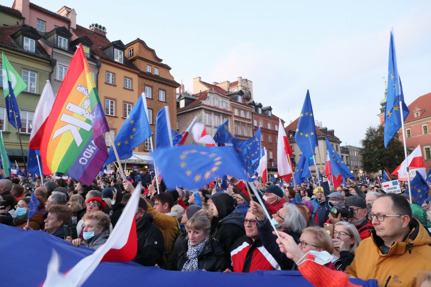 Wyniki sondażu United Surveys pokazują, że opinie w sprawie obaw związanych z "Polexitem" są podzielone.