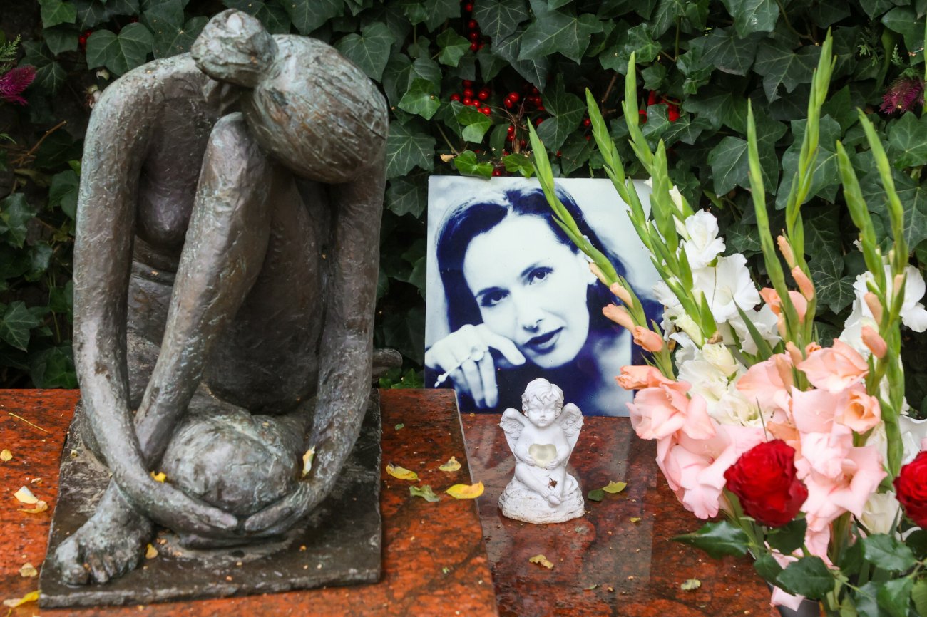 Co oznacza rzeźba na grobie Kory?