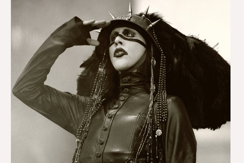 "Manson transformował swój wygląd na przestrzeni lat i zmieniał go z każdą płytą, często diametralnie".