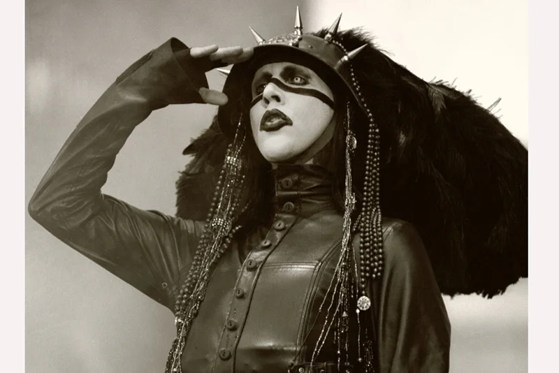 "Manson transformował swój wygląd na przestrzeni lat i zmieniał go z każdą płytą, często diametralnie".