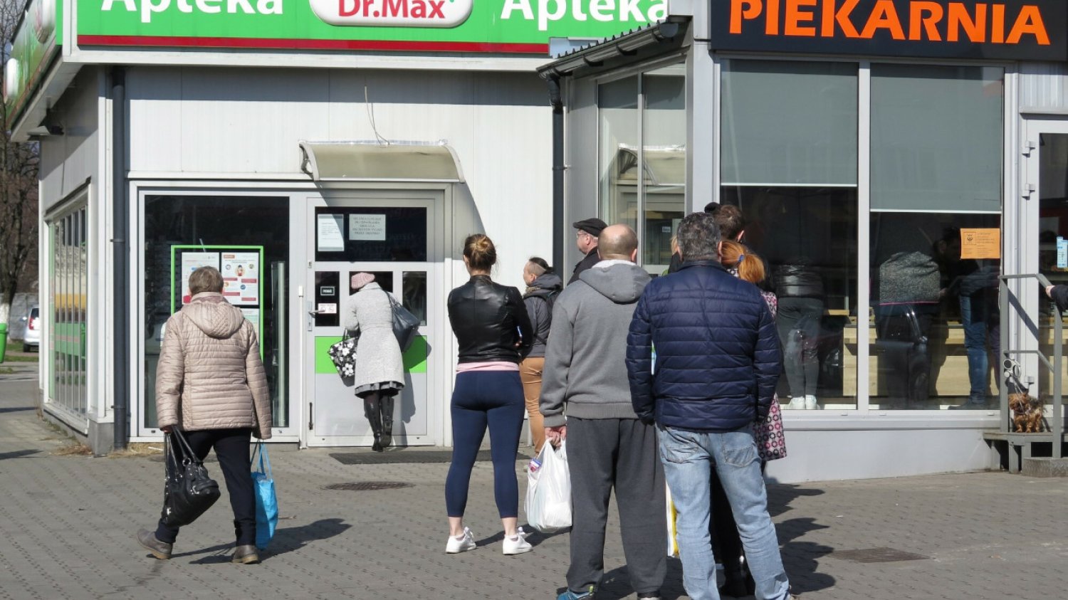 Po tym, jak w ubiegłym tygodniu Polacy wykupywali w aptekach leki dla uchodźców z Ukrainy, sprzedaż w aptekach wraca do normy.
