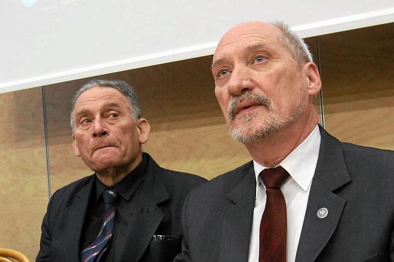 Kompromitujący się przez NPW prof. Jan Obrębski i Antoni Macierewicz.