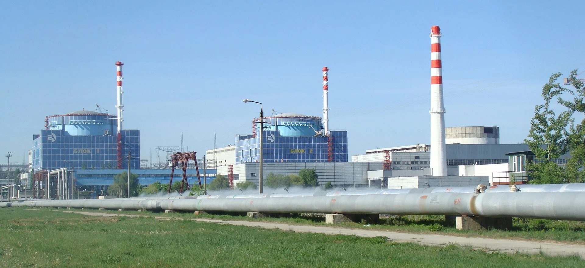 Elektrownia Jądrowa Chmielnicki. Widoczne dwa ukończone bloki z reaktorami WWER-1000 oraz (po prawej stronie) nieukończony blok nr 3.