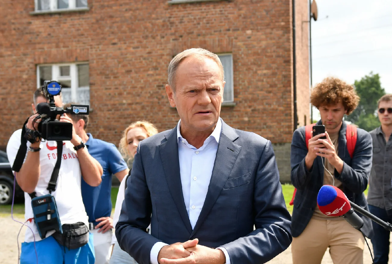 Donald Tusk ostro o Obajtku i PiS. "Śmierdzi przekrętem"