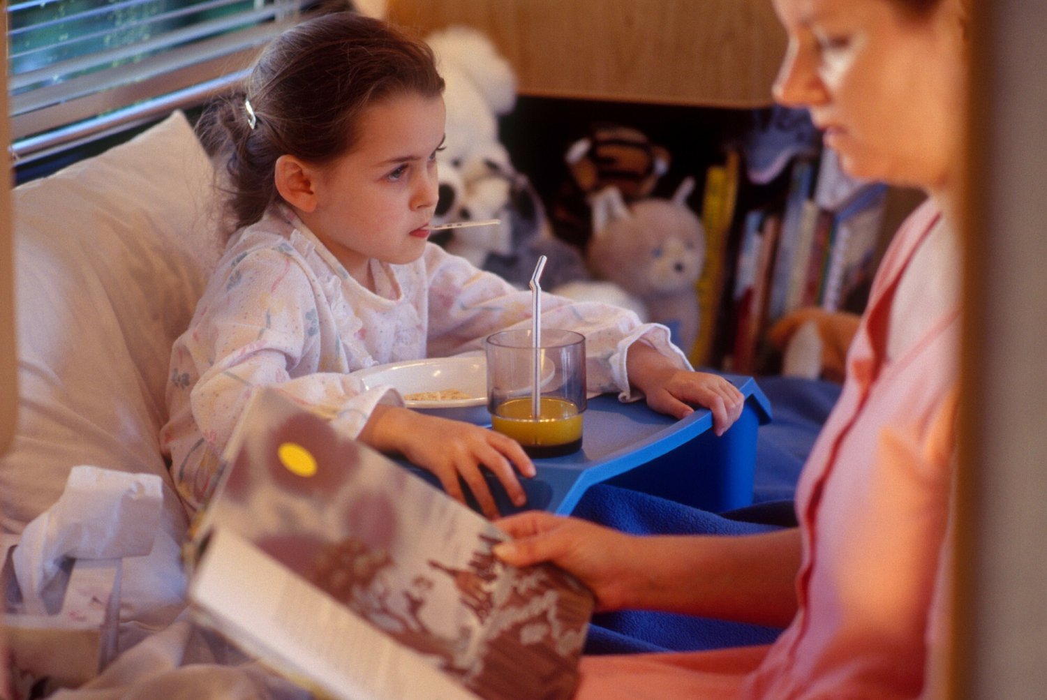 ZUS może wypłacać pieniądze na opiekę nad dzieckiem czy rodzicem. Na jakich zasadach? Zasiłek opiekuńczy od ZUS. Jakie są warunki i ile wynosi?