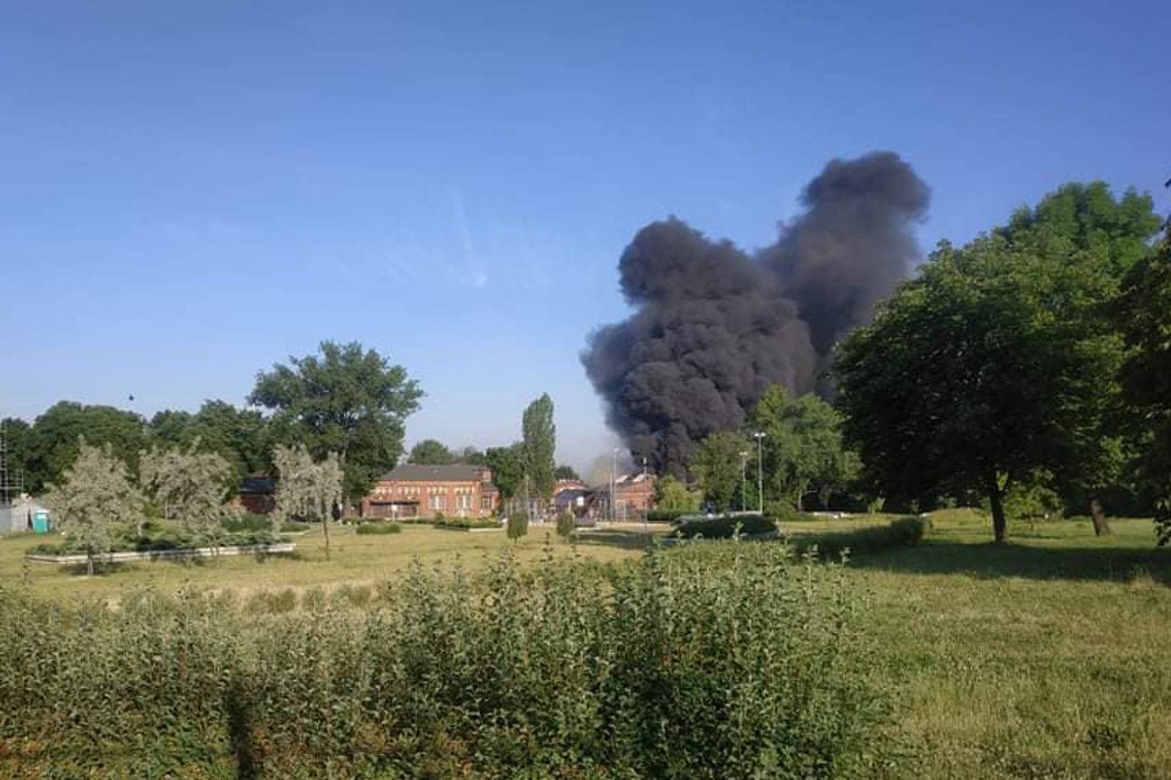 Kłęby gęstego, czarnego dymu unoszą się nad Chorzowem. Przy ul. Piotra Skargi płonie hala magazynowa i warsztat samochodowy.