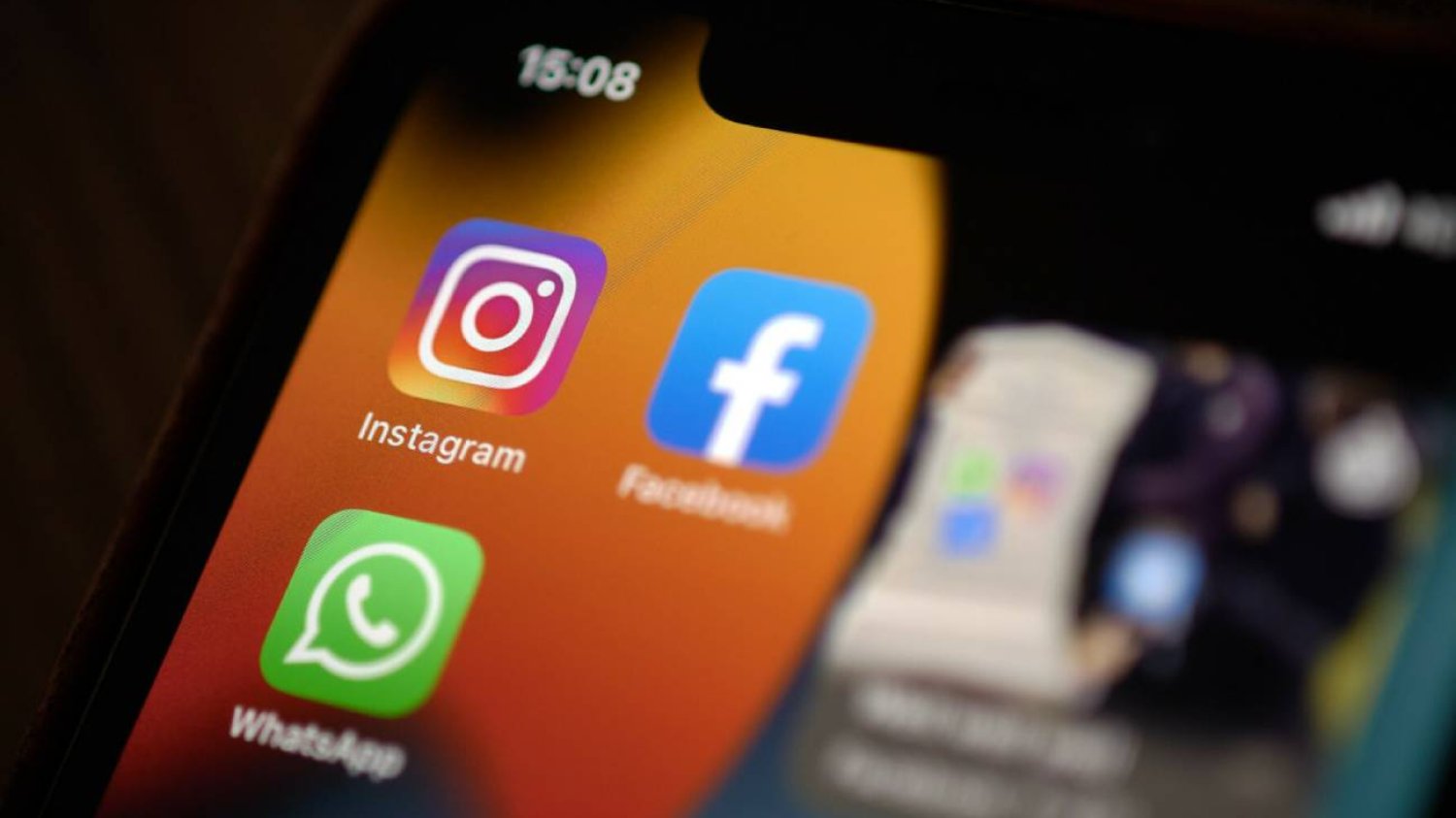 Nowe oszustwo na WhatsAppie: jedno zdjęcie – tracisz dane i pieniądze Telefon komórkowy z włączoną aplikacją WhatsApp