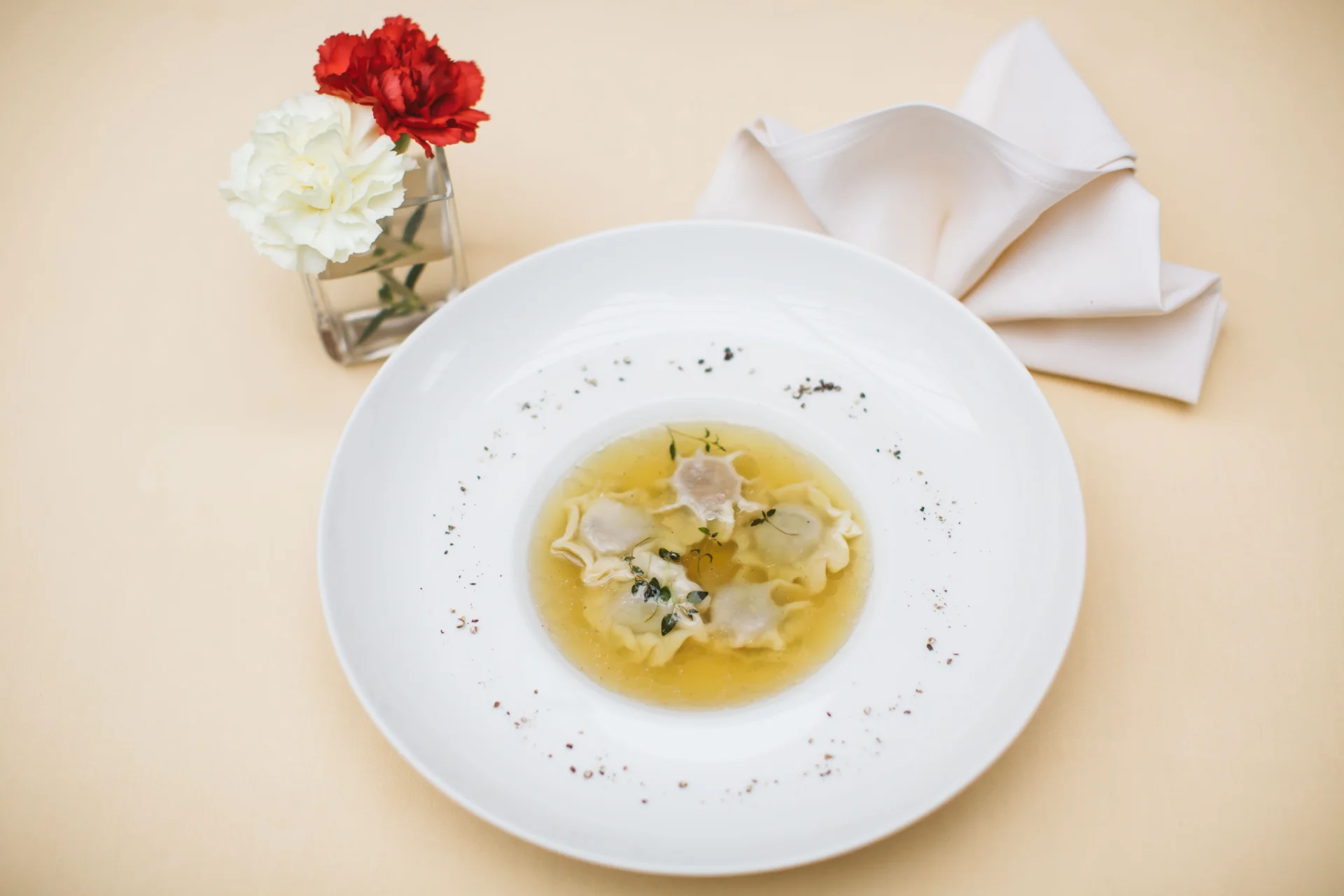Rosół z gęsiny z pierogami z farszem z gęsiny wg restauracji Dom Polski.
