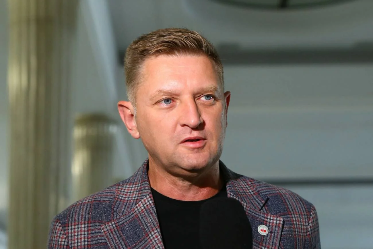Wiceprzewodniczący sejmowej Komisji Obrony Narodowej i poseł klubu Lewicy Andrzej Rozenek komentuje projekt ustawy o obronie ojczyzny. Wiceprzewodniczący sejmowej Komisji Obrony Narodowej i poseł klubu Lewicy Andrzej Rozenek komentuje projekt ustawy o obronie ojczyzny.