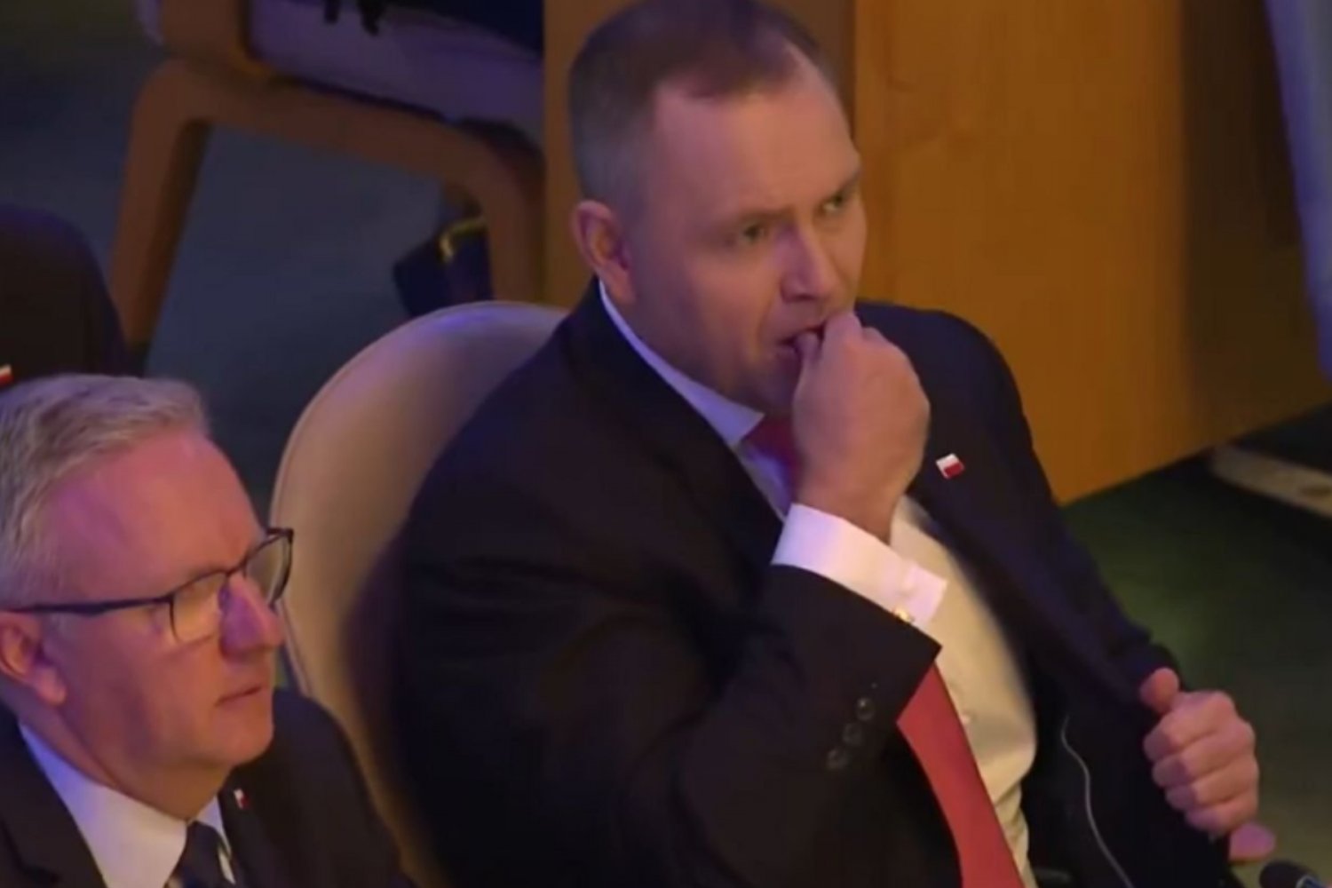 Karol Nawrocki i jego "snusowy" asystent. Wyjaśniło się, kim jest ten mężczyzna