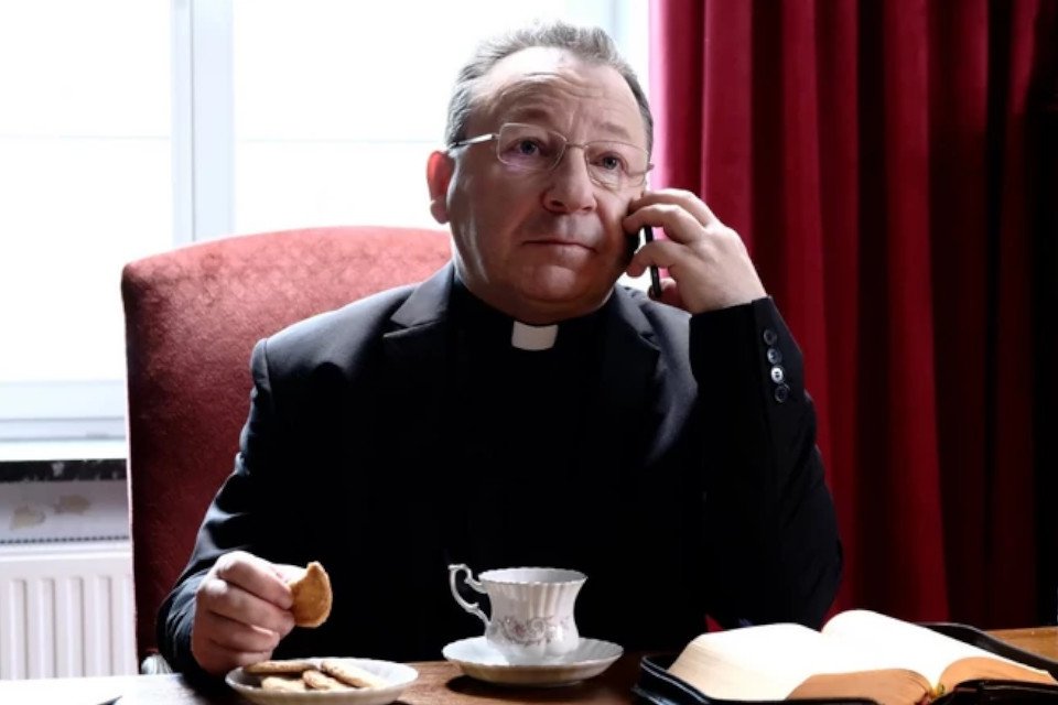 Zbigniew Zamachowski wciela się w filmie "Polityka" w rolę ojca Tadeusza Rydzyka.