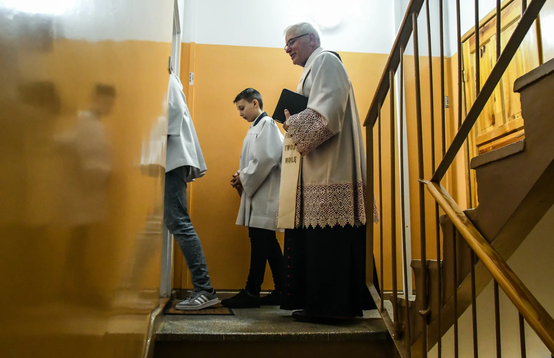 Czy trzeba dawać pieniądze księdzu po kolędzie? Ile dać księdzu do koperty? Duchowni z TikToka zapewniają, że nie oczekują pieniędzy