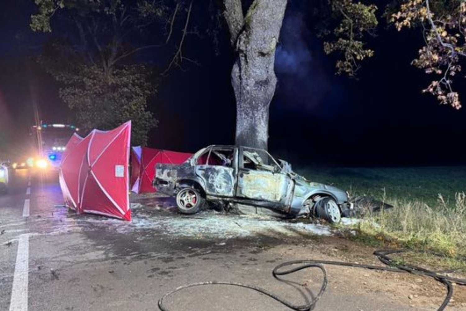 Tragiczny wypadek na Pomorzu. Dwie osoby spłonęły w aucie.