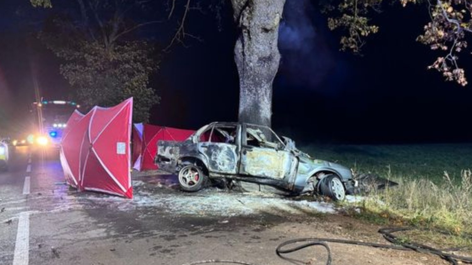 Tragiczny wypadek na Pomorzu. Dwie osoby spłonęły w aucie.