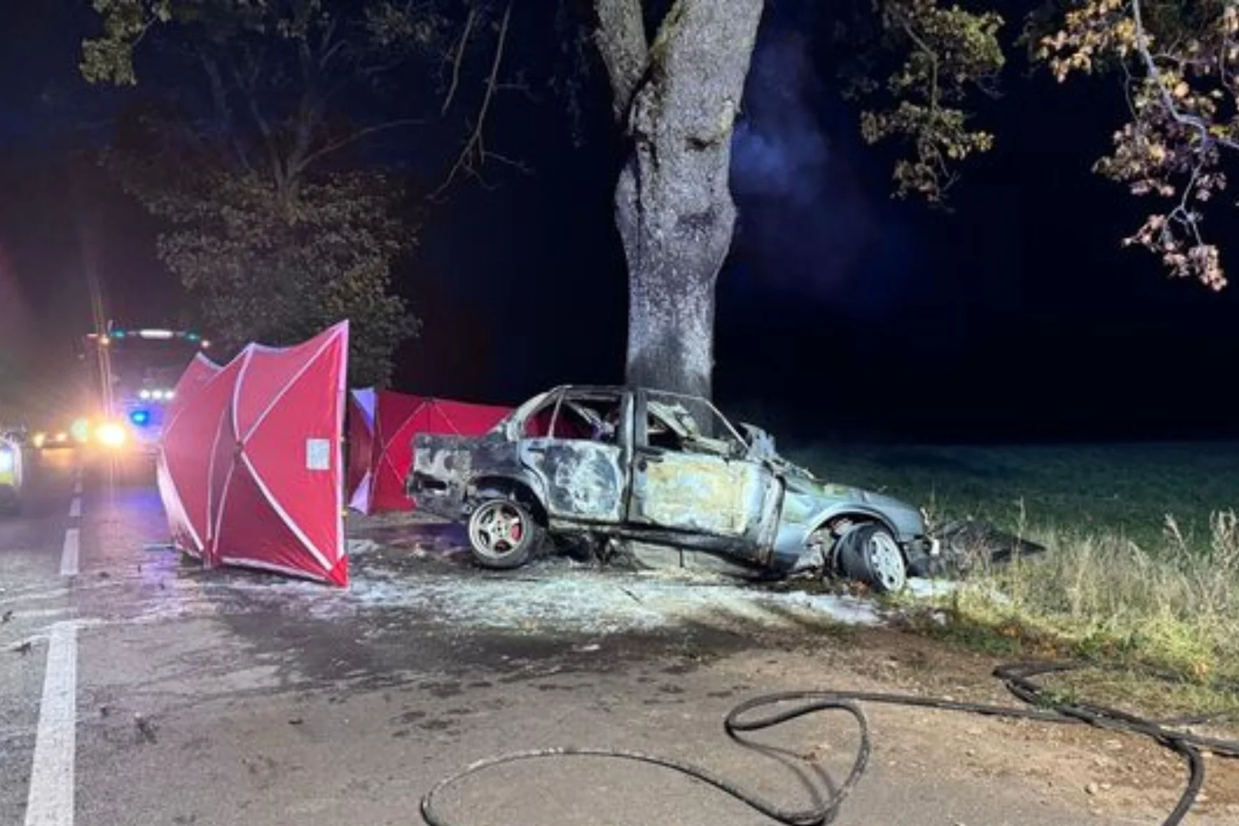 Tragiczny wypadek na Pomorzu. Dwie osoby spłonęły w aucie.