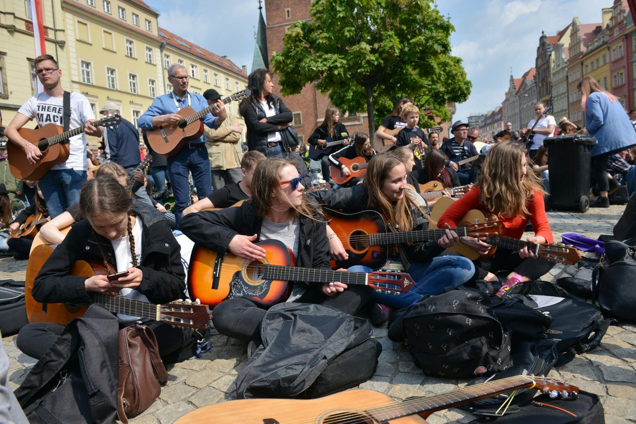Wrocław. Gitarowy Rekord Świata w graniu "Hey Joe". Zdjęcie poglądowe.