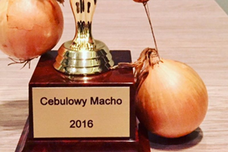 Posłanka Joanna Scheuring-Wielgus z .Nowoczesnej przygotowała specjalną statuetkę dla Tomasza Terlikowskiego.