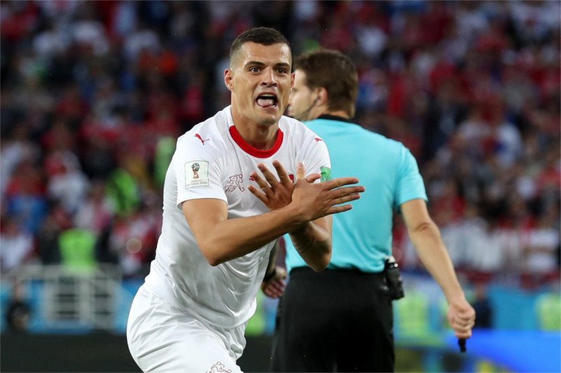Szwajcar Granit Xhaka po strzelonej bramce Serbii podczas piątkowego spotkania Szwajcaria – Serbia. Ten gest wywołał spore oburzenie w serbskich mediach.